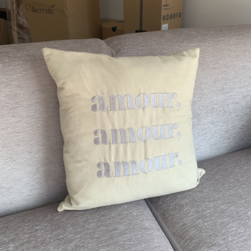 Coussin brodé Amour Pôdevache carré 45x45cm