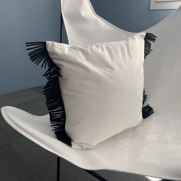 Coussin Unizo Pôdevache peau de pêche carré 45x45cm franges