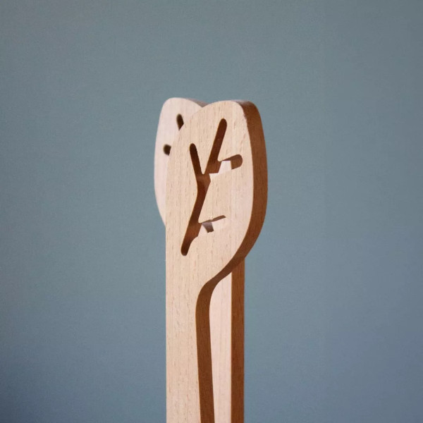Couverts à salade en bois en forme de feuilles et leur socle