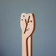 Couverts à salade en bois en forme de feuilles et leur socle