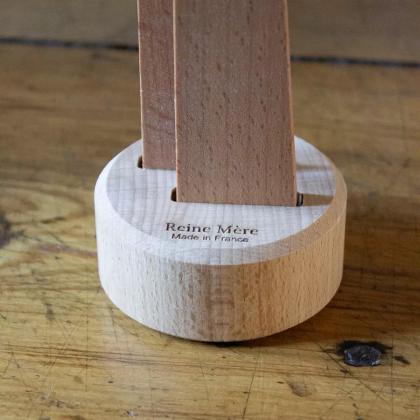 Couverts à salade en bois en forme de feuilles et leur socle