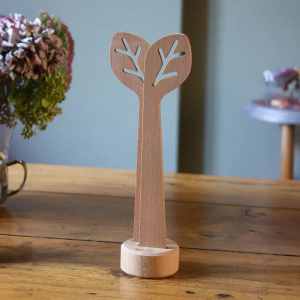 Couverts à salade en bois en forme de feuilles et leur socle