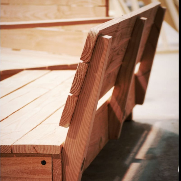 Banquette de jardin en bois à dossier incliné