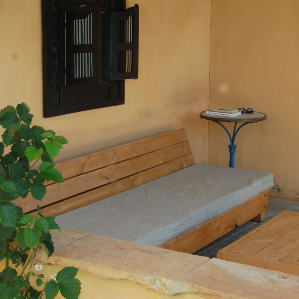 Banquette de jardin en bois à dossier incliné